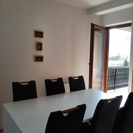 アパート Aleksandar パレ